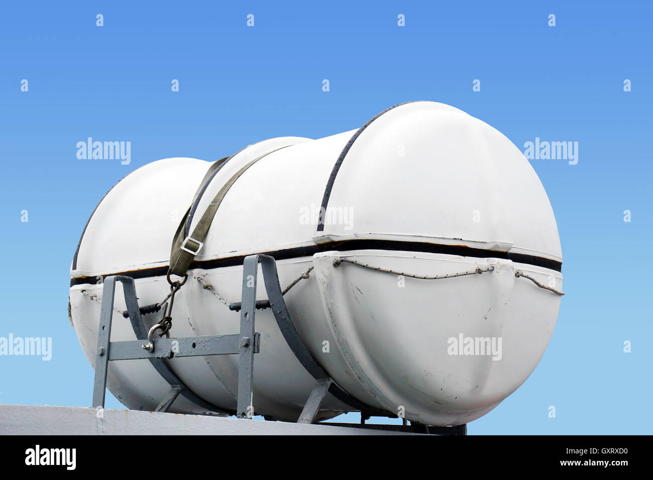 Sinking ship life boat hi-res stock photography and images - Alamy