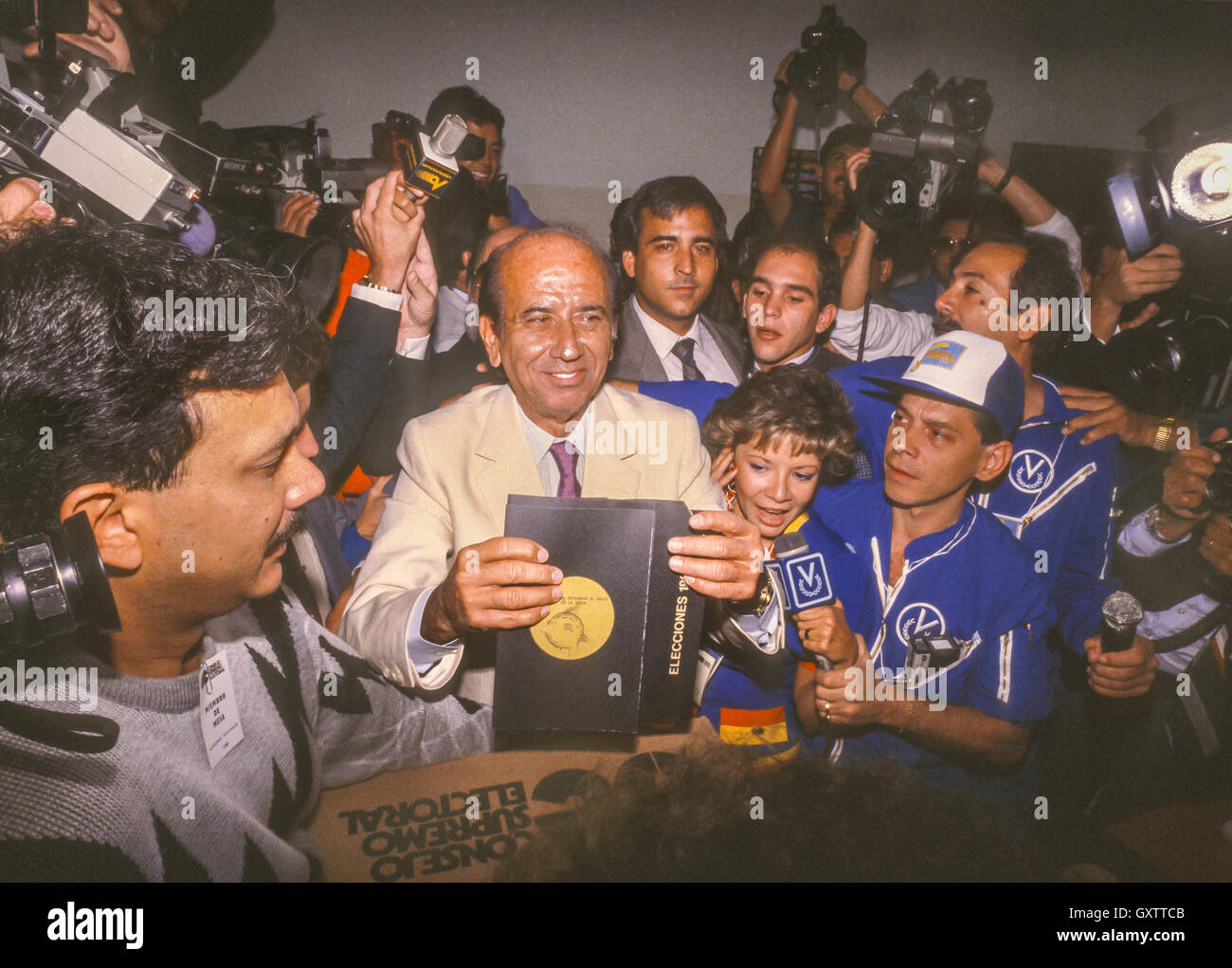 CARACAS, VENEZUELA - Presidential candidate Carlos Andres Perez casting his ballot at voting station. December 4, 1988 Stock Photo