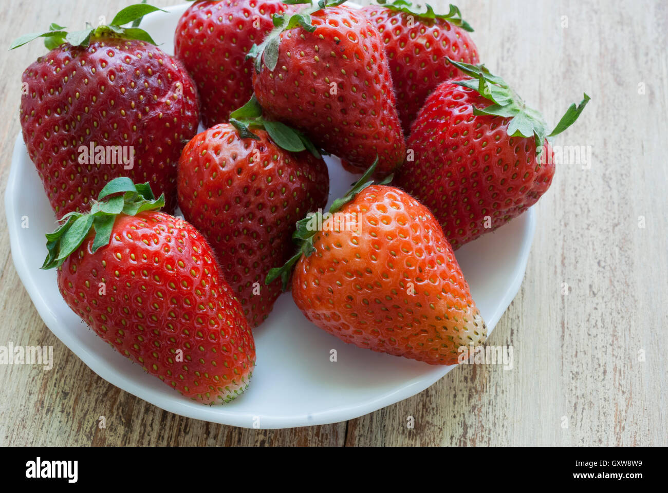 scattering of ripe strawberries closeup Stock Photo - Alamy