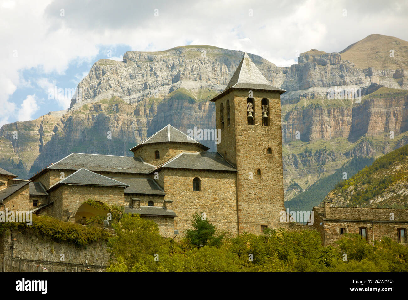 View of the village of Torla with Mount Mondarruego in the background. Pyrenees. Aragón. Spain. Stock Photo