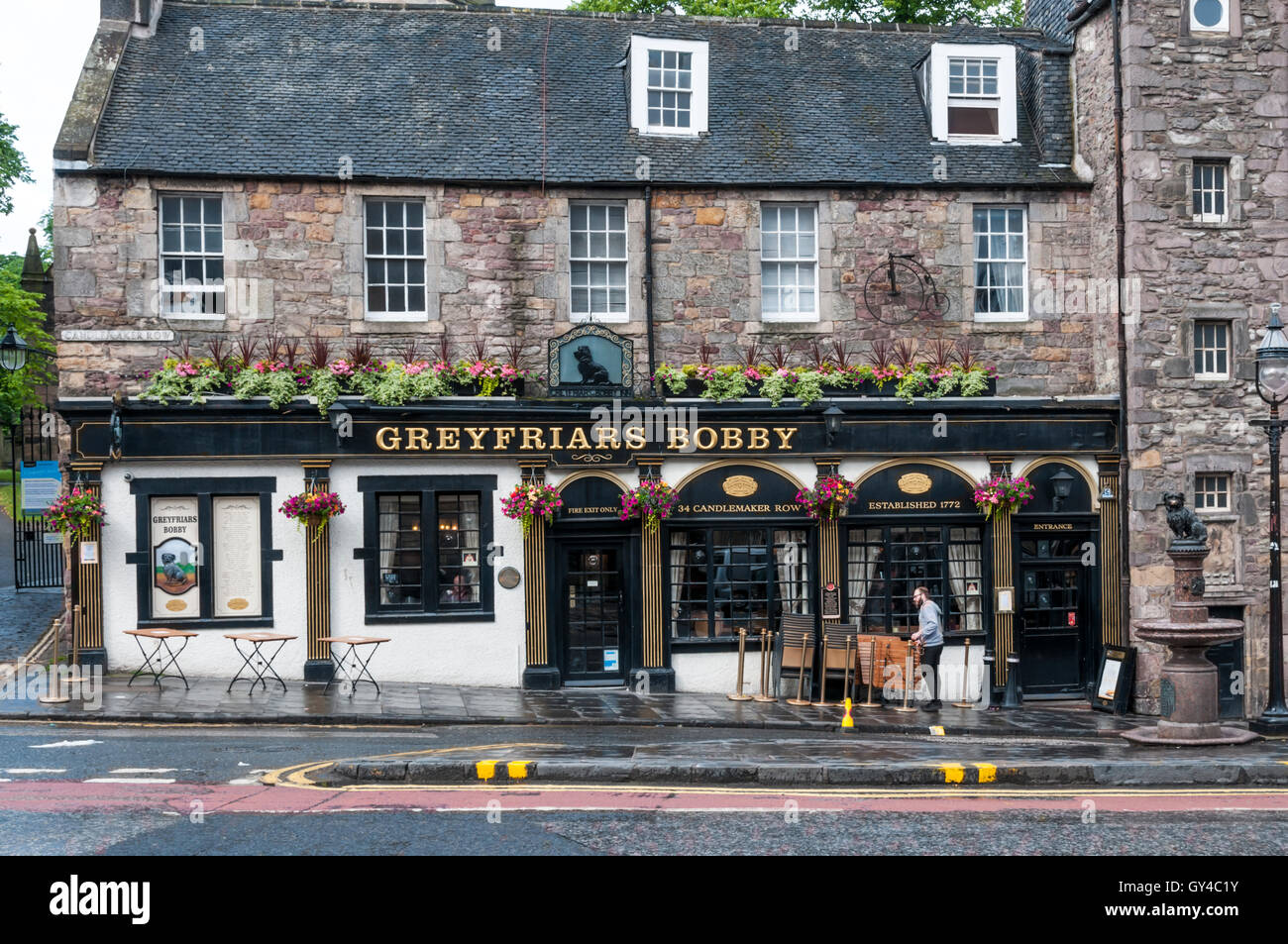 Greyfriars Bobby Inn in Candlemaker Row, Edinburgh. Next to Greyfrirars Kirkyard and with a statue of the eponymous dog outside. Stock Photo