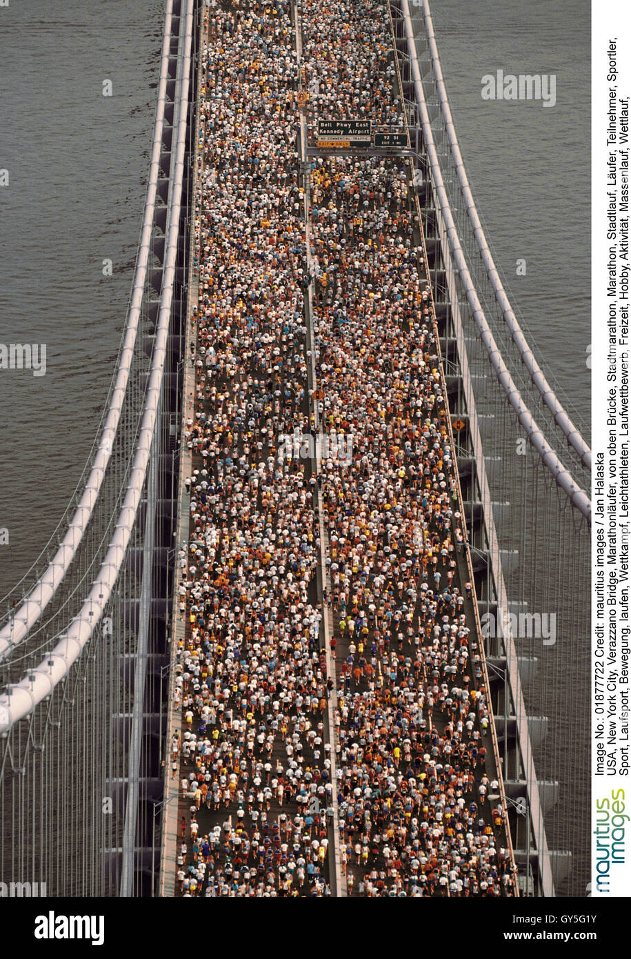 Usa New York City Verazzano Bridge Marathonlaufer Von Oben Stock Photo Alamy