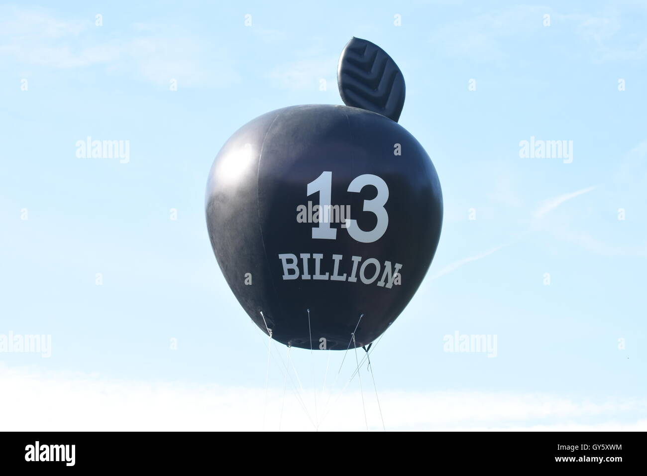 Dublin, Ireland. 17th Sep, 2016. A balloon flys over Dublin in the