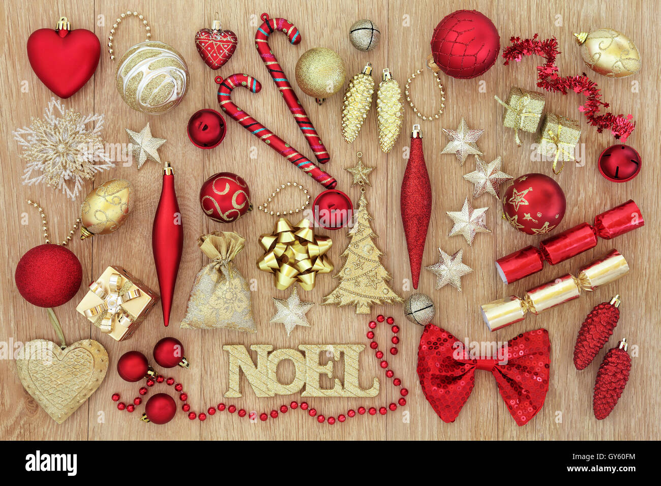 Gold christmas tree baubles hi-res stock photography and images - Alamy
