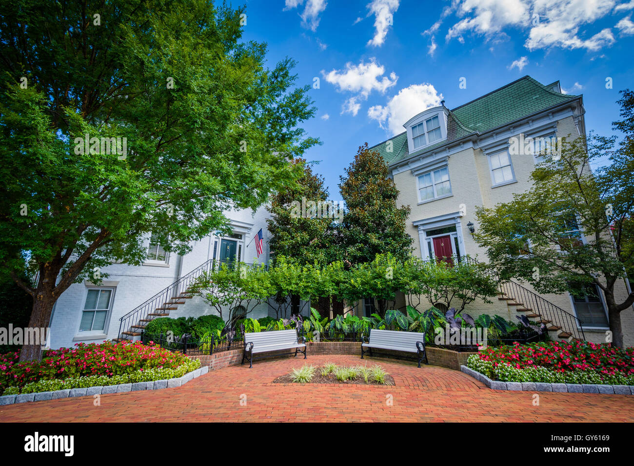 Houses and benches in Alexandria, Virginia Stock Photo Alamy