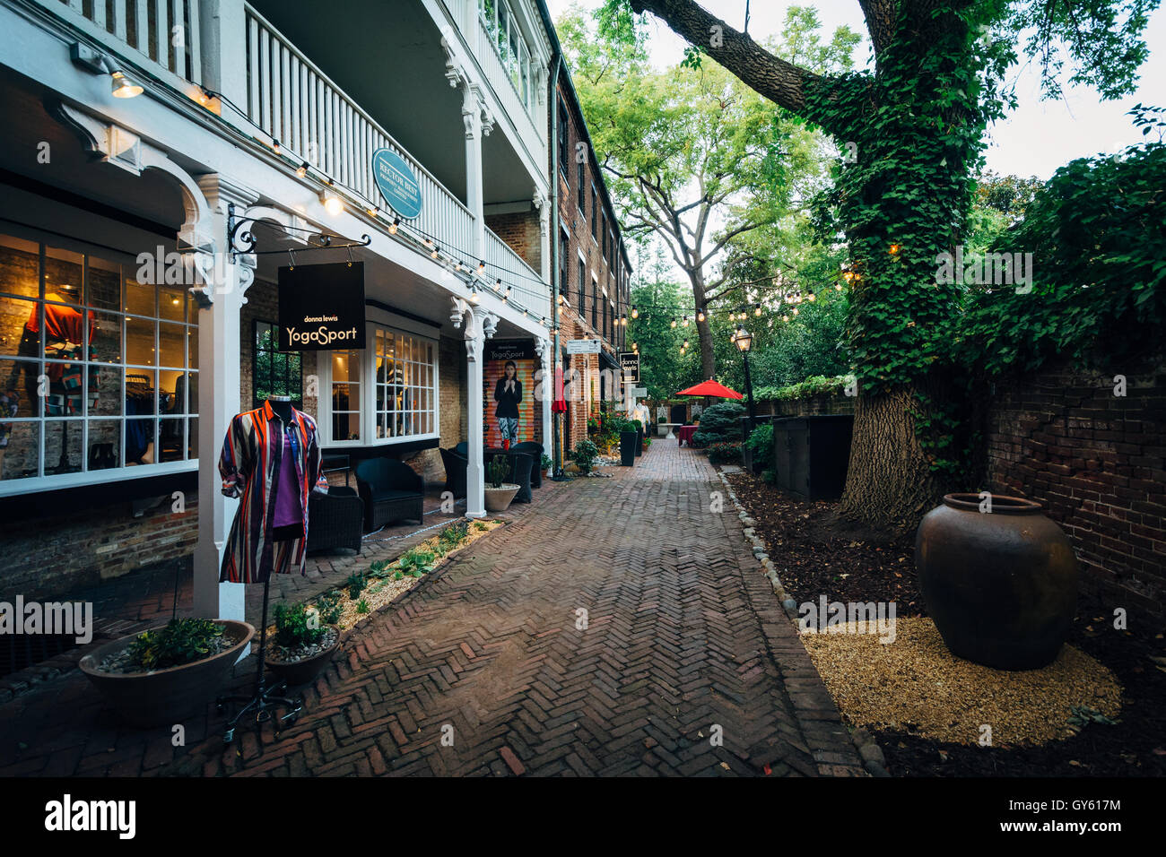 Narrow alley and shops in Old Town, Alexandria, Virginia Stock Photo Alamy