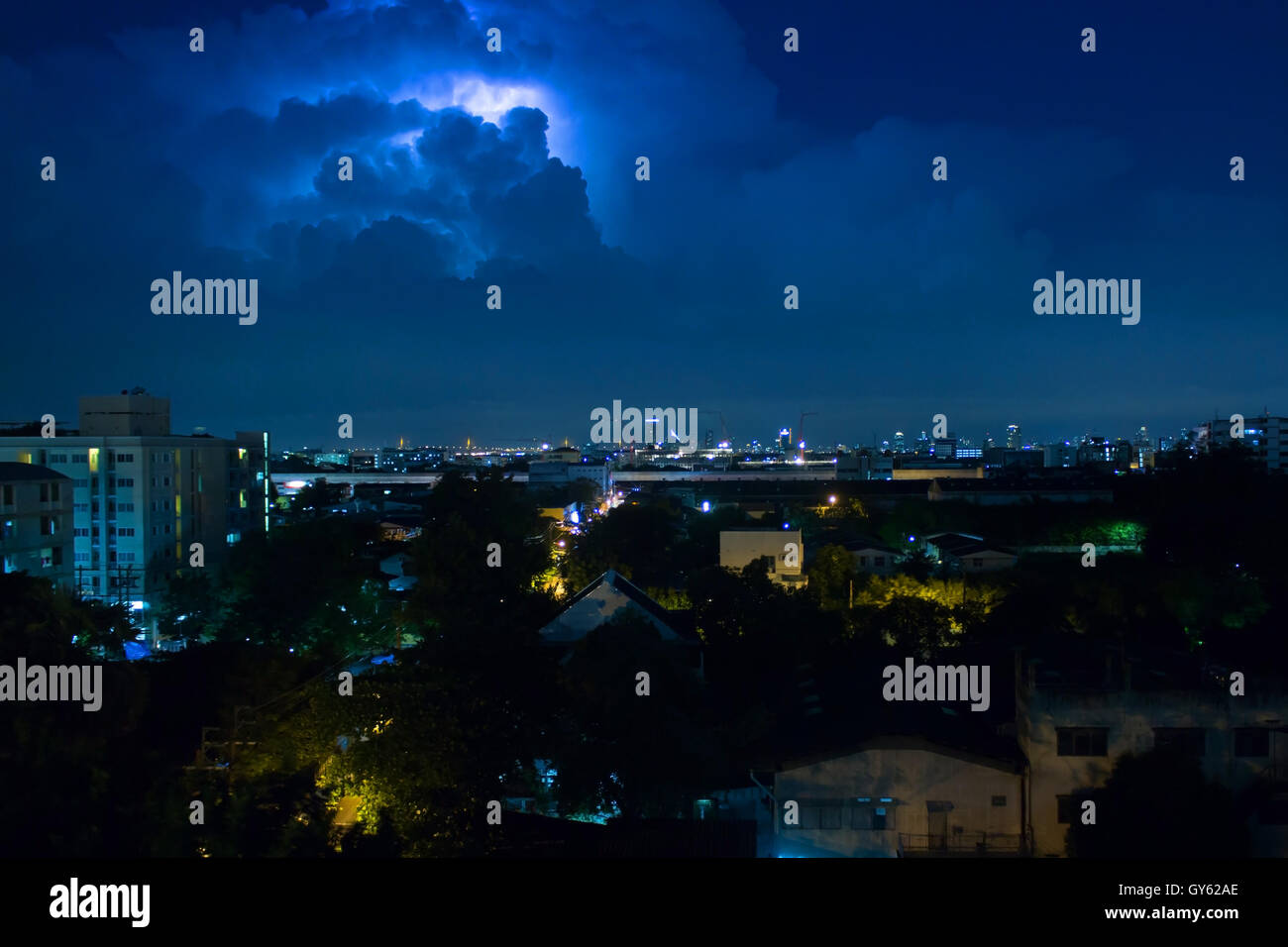 Lightning strike building hi-res stock photography and images - Alamy