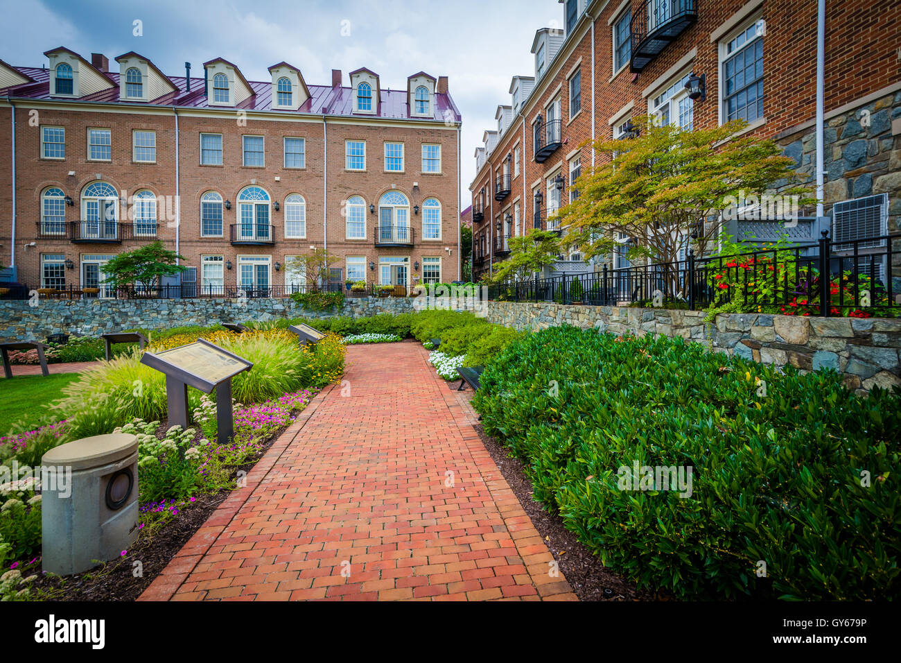 Walkway and apartment buildings in Alexandria, Virginia Stock Photo Alamy