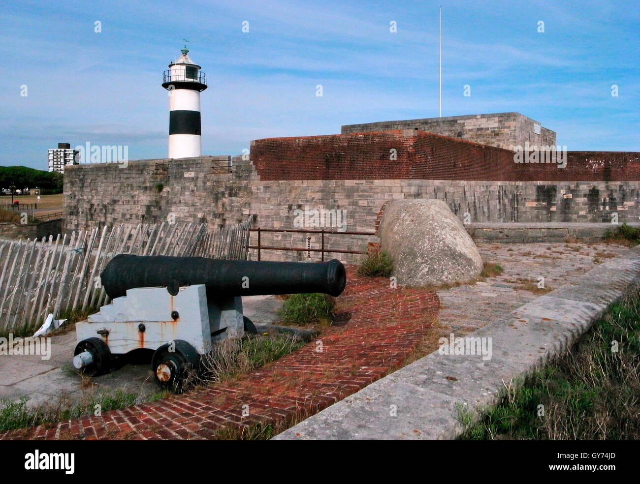 AJAXNETPHOTO. SOUTHSEA, ENGLAND. - SEAWARD DEFENCES - SOUTHSEA CASTLE AND LIGHTHOUSE LOOKING OUT OVER SPITHEAD BUILT IN THE REIGN OF HENRY VIII.  PHOTO:JONATHAN EASTLAND/AJAX  REF:GRX0310 12164 Stock Photo