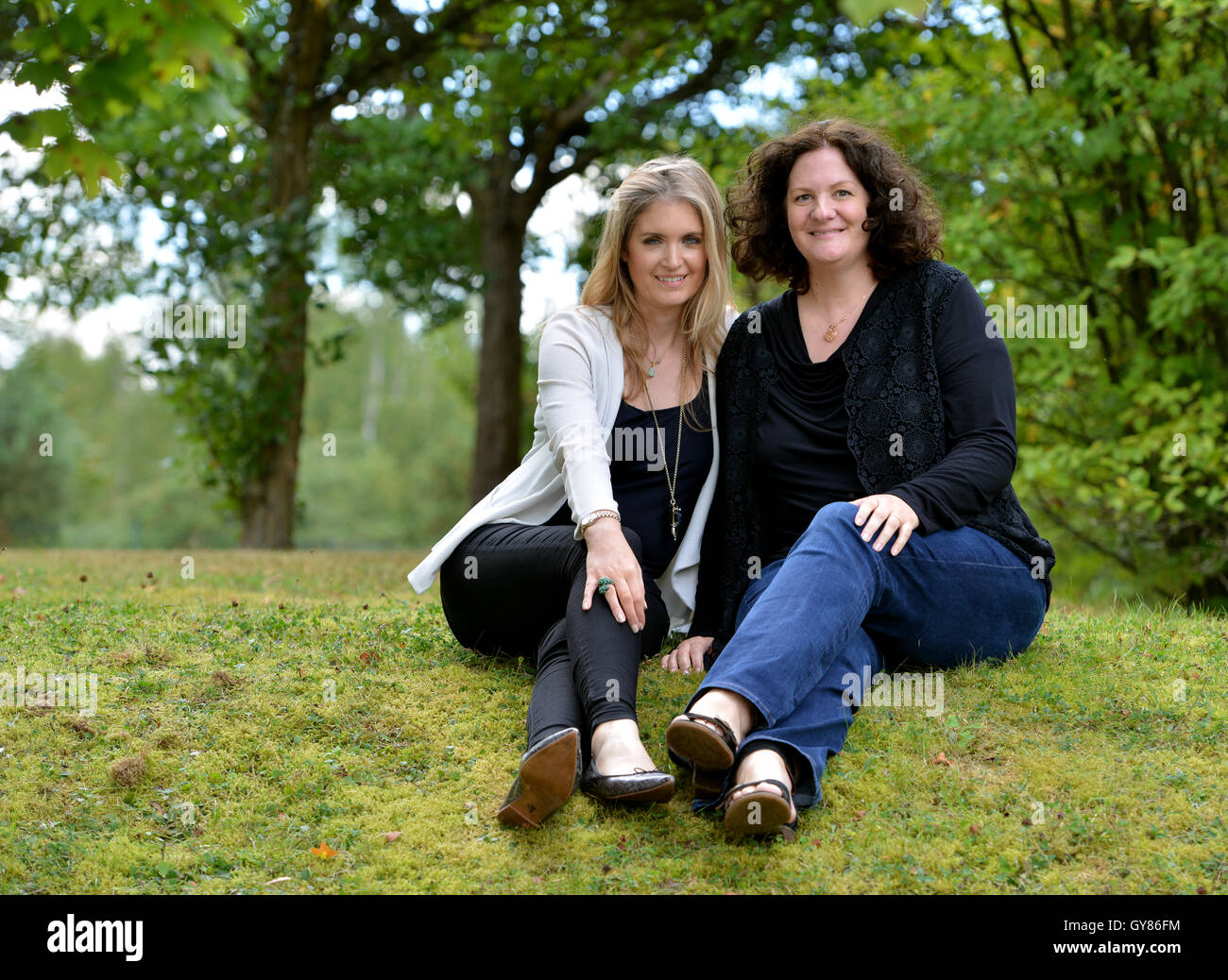Birkenfeld, Germany. 17th Sep, 2016. Former model Felicity Gain (L) from London and Siobhan Kirsten Mansfield pose in a park in Birkenfeld, Germany, 17 September 2016. In 2002, 44-year-old Mansfield from Trassem, Germany donated bone marrow for Felicity Gain, now 38, which saved her life. Phoot: HARALD TITTEL/dpa/Alamy Live News Stock Photo