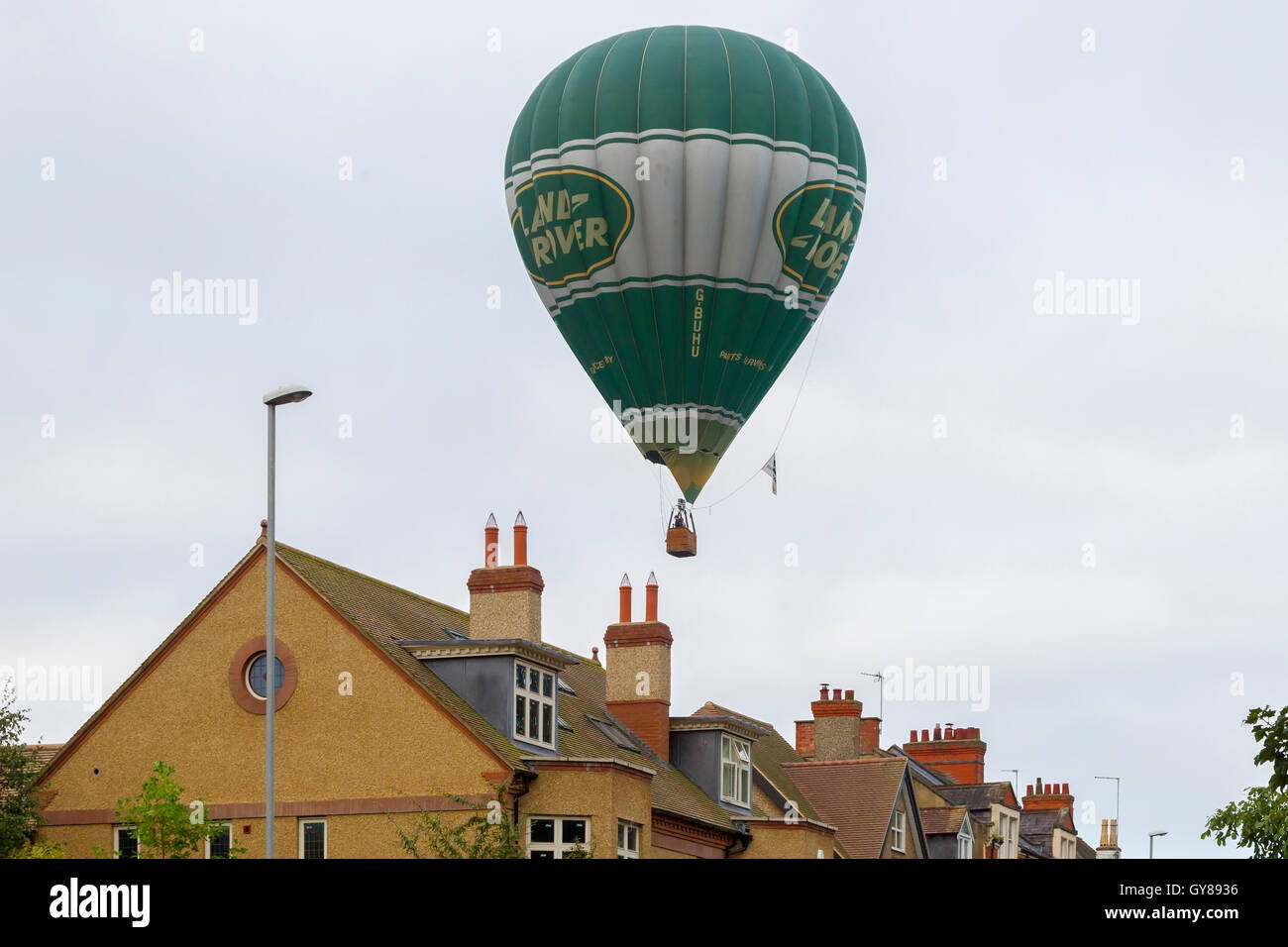 Northampton U.K. Abington Park, 18th Sept 2016. Land Rover hot air balloon flying low over the rooftops managed to gain some height so as not to land in Abington Park. Credit:  Keith J Smith./Alamy Live News Stock Photo