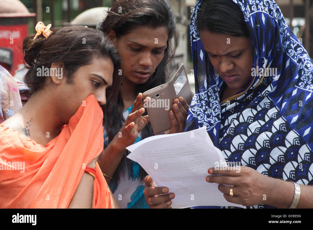 Dhaka, Bangladesh. 17th Sep, 2016. Bangladeshi transgenders gathered and made protest against the recent killing of their leader Haider Ali Koli in front of Press Club in Dhaka, Bangladesh on September 17, 2016. Haider Ali Koli, 40, was stabbed to death in an attack by some miscreants at Batchar village in Islampur upazila of Jamalpur early Thursday. © zakir hossain chowdhury zakir/Alamy Live News Credit:  zakir hossain chowdhury zakir/Alamy Live News Stock Photo