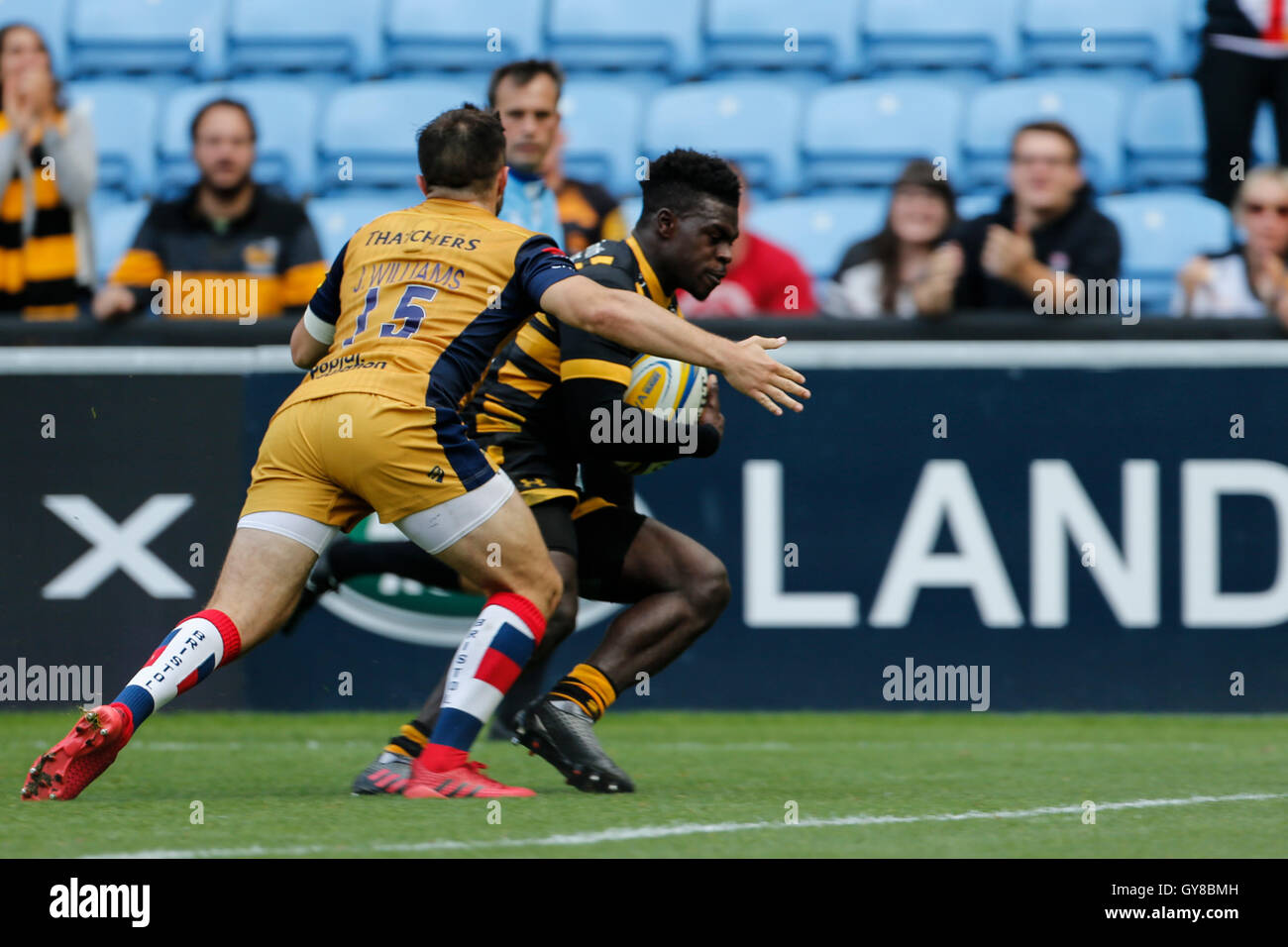 Ricoh Arena, Coventry, UK. 18th Sep, 2016. Aviva Premiership Rugby. Wasps versus Bristol. Christian Wade of Wasps beats Jordan Williams of Bristol Rugby to score his side's fifth try of the first half. Credit:  Action Plus Sports/Alamy Live News Stock Photo