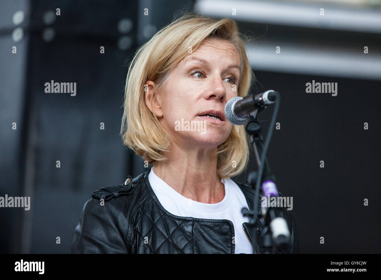 London, UK. 17th September, 2016. Juliet Stevenson addresses thousands attending a rally to call on the British Government to take action to welcome refugees to the UK in advance of two summits in September when world leaders will discuss the refugee crisis. Credit:  Mark Kerrison/Alamy Live News Stock Photo