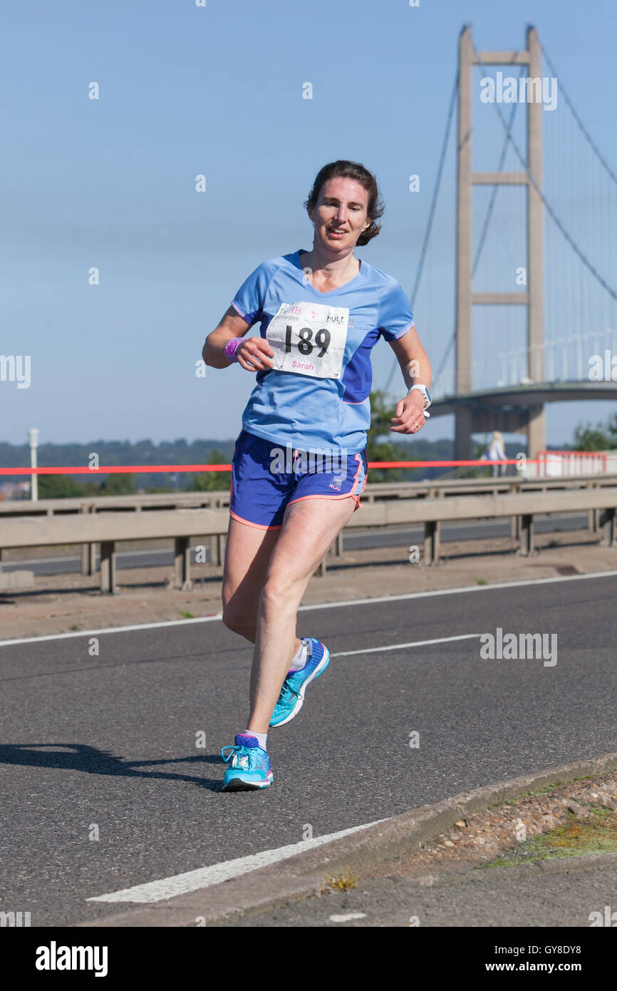 Barton-upon-Humber, North Lincolnshire, UK. 18th September 2016. Runner Sarah Flaherty crosses the Humber Bridge on her way to being the third placed woman in the RB Hull Marathon 2016 in a time of 03:22:28. Credit:  LEE BEEL/Alamy Live News Stock Photo