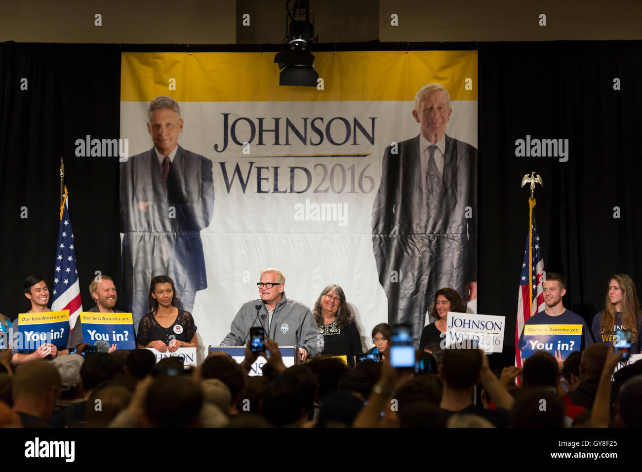 Seattle, Washington: Drew Carey addresses supporters at the Seattle Rally with Governors Johnson & Weld at the Sheraton Seattle Hotel. Credit:  Paul Gordon/Alamy Live News Stock Photo