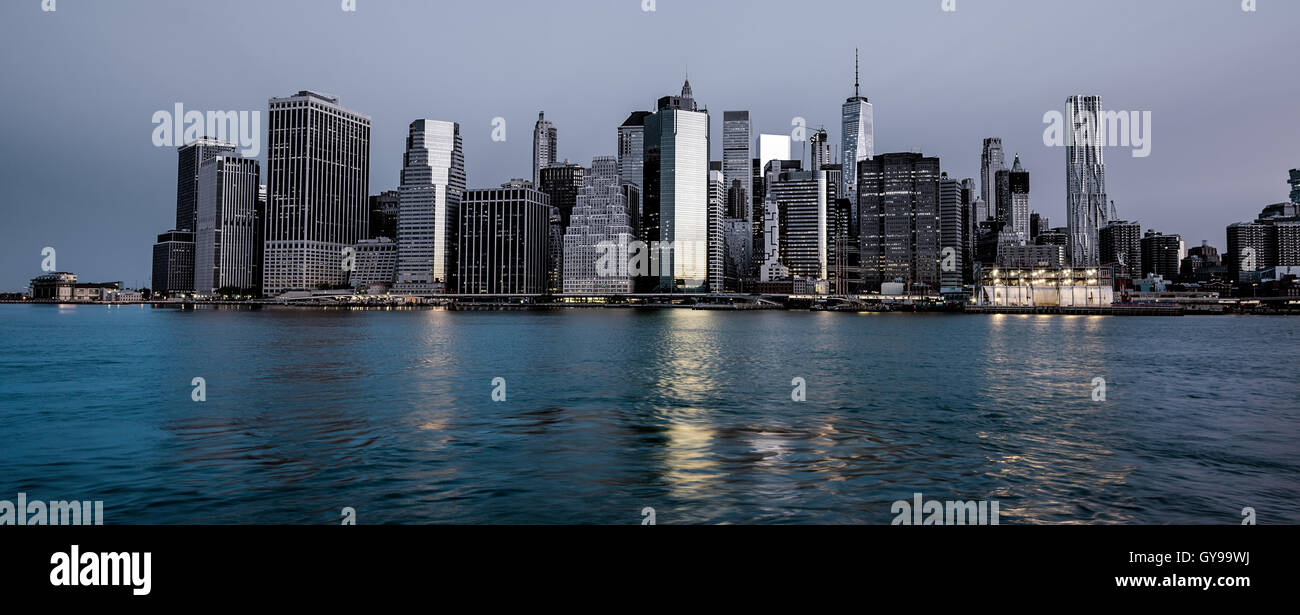 New york skyline at night hi-res stock photography and images - Alamy