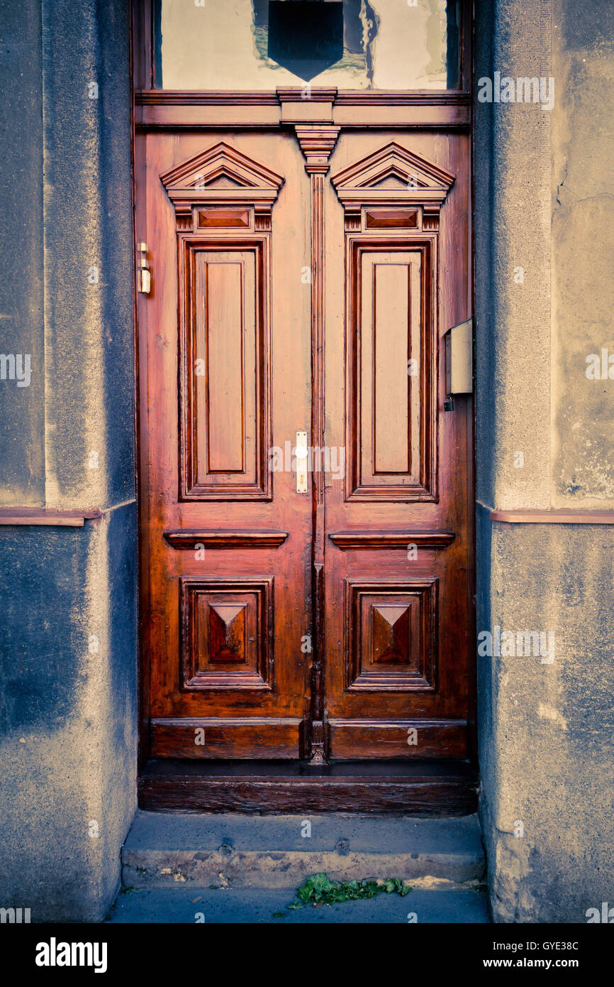 Wooden door entrance closed hi-res stock photography and images - Alamy