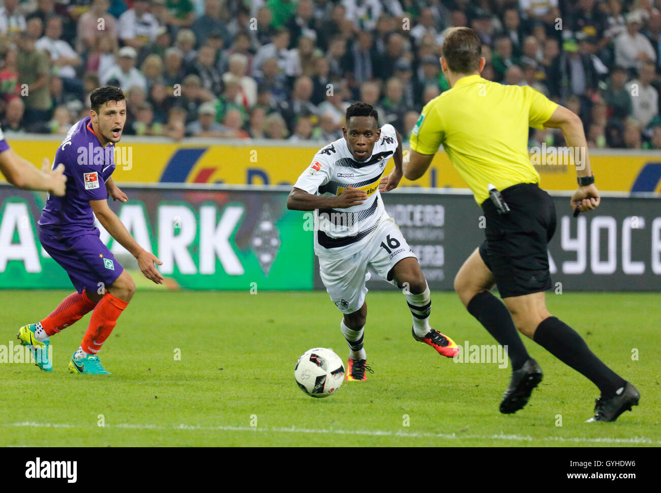 sports, football, Bundesliga, 2016/2017, Borussia Moenchengladbach versus SV Werder Bremen 4:1, Stadium Borussia Park, scene of the match, f.l.t.r. Zlatko Junuzovic (Bremen), Ibrahima Traore (MG), referee Tobias Stieler Stock Photo