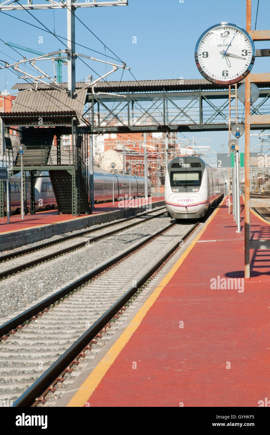 Platform and train, Campo Grande Railway Station. Valladolid, Castilla  Leon, Spain Stock Photo - Alamy