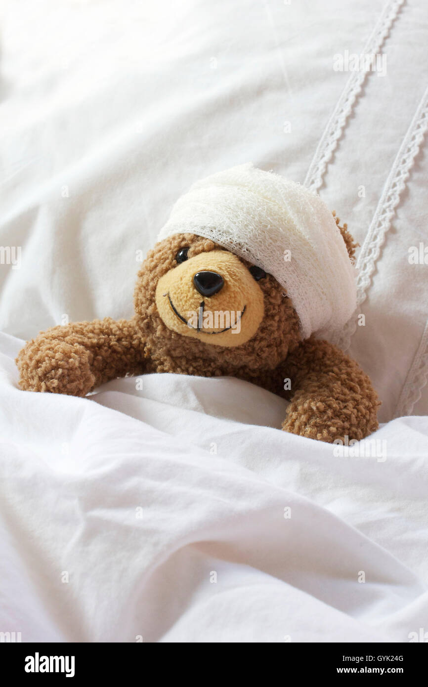 Sad child with teddy hi-res stock photography and images - Alamy