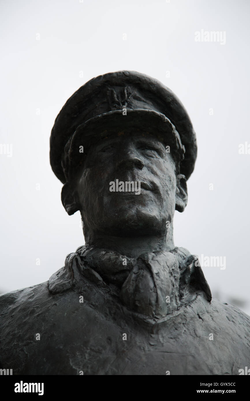 Statue of Lt Colonel Blair (Paddy) Mayne SAS standing in Conway Square, Newtownards, Northern Ireland. Stock Photo