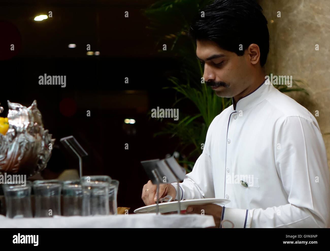 5 star hotel kitchen hi-res stock photography and images - Alamy