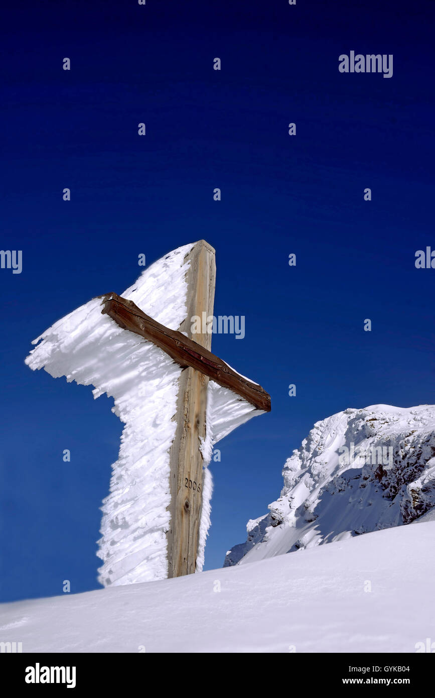 icy wooden cross in the Alps, France, Savoie, Sainte-Foy Tarentaise Stock Photo