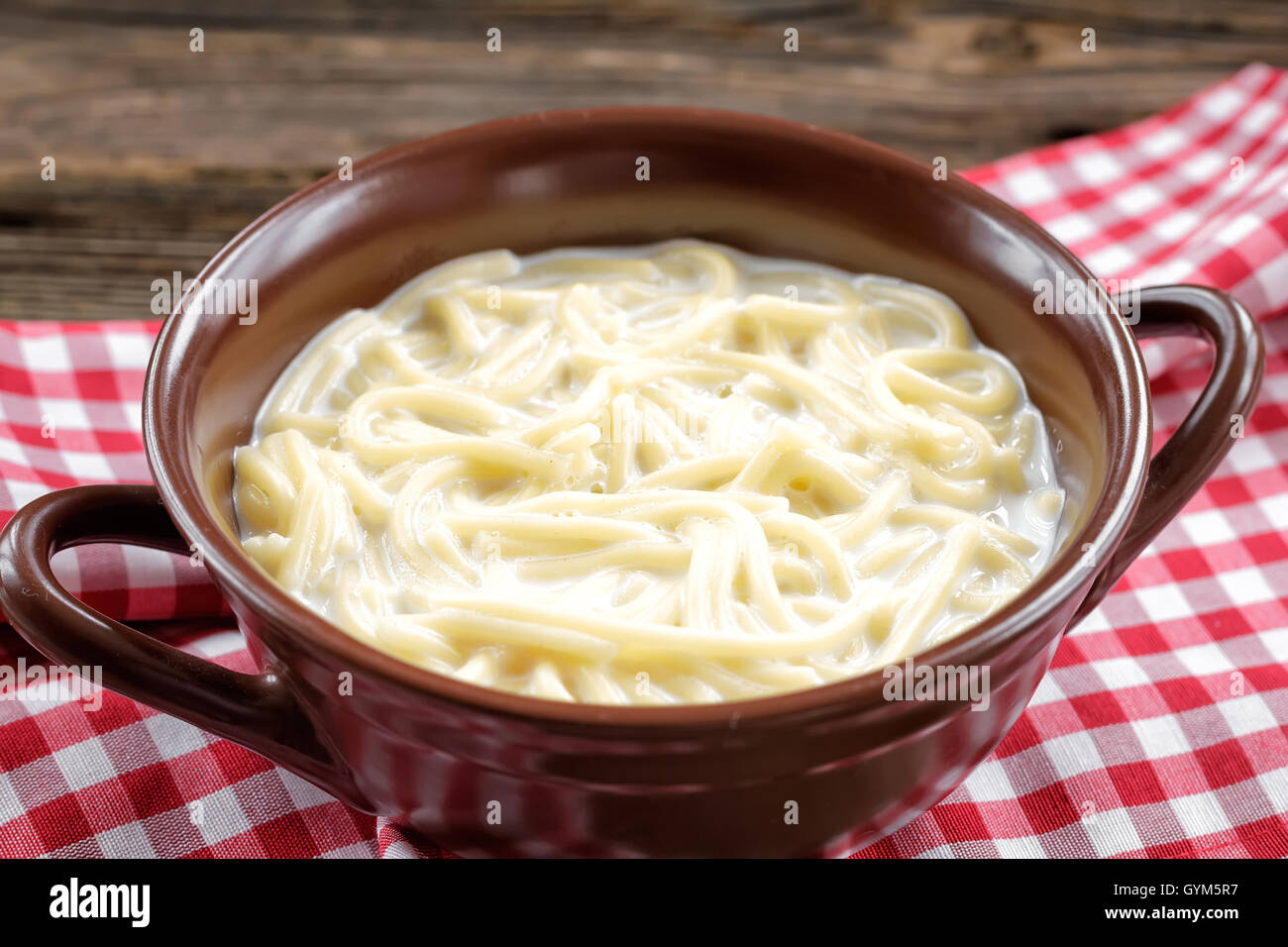 Молочный вермишелевый суп. Молочный вермишелевый суп. Молочный суп с вермишелью. Суп молочный с макаронными изделиями. Молочный суп с вермишелью ссср.