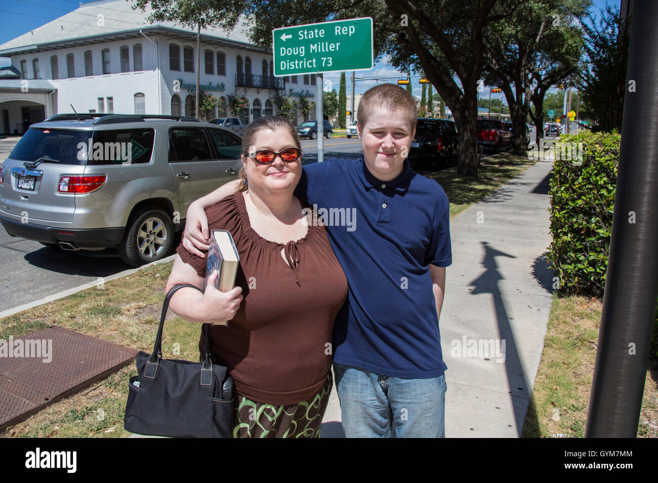Justin Carter's Mother Jennifer and his brother stand outside Wylie Courthouse in Texas Stock Photo