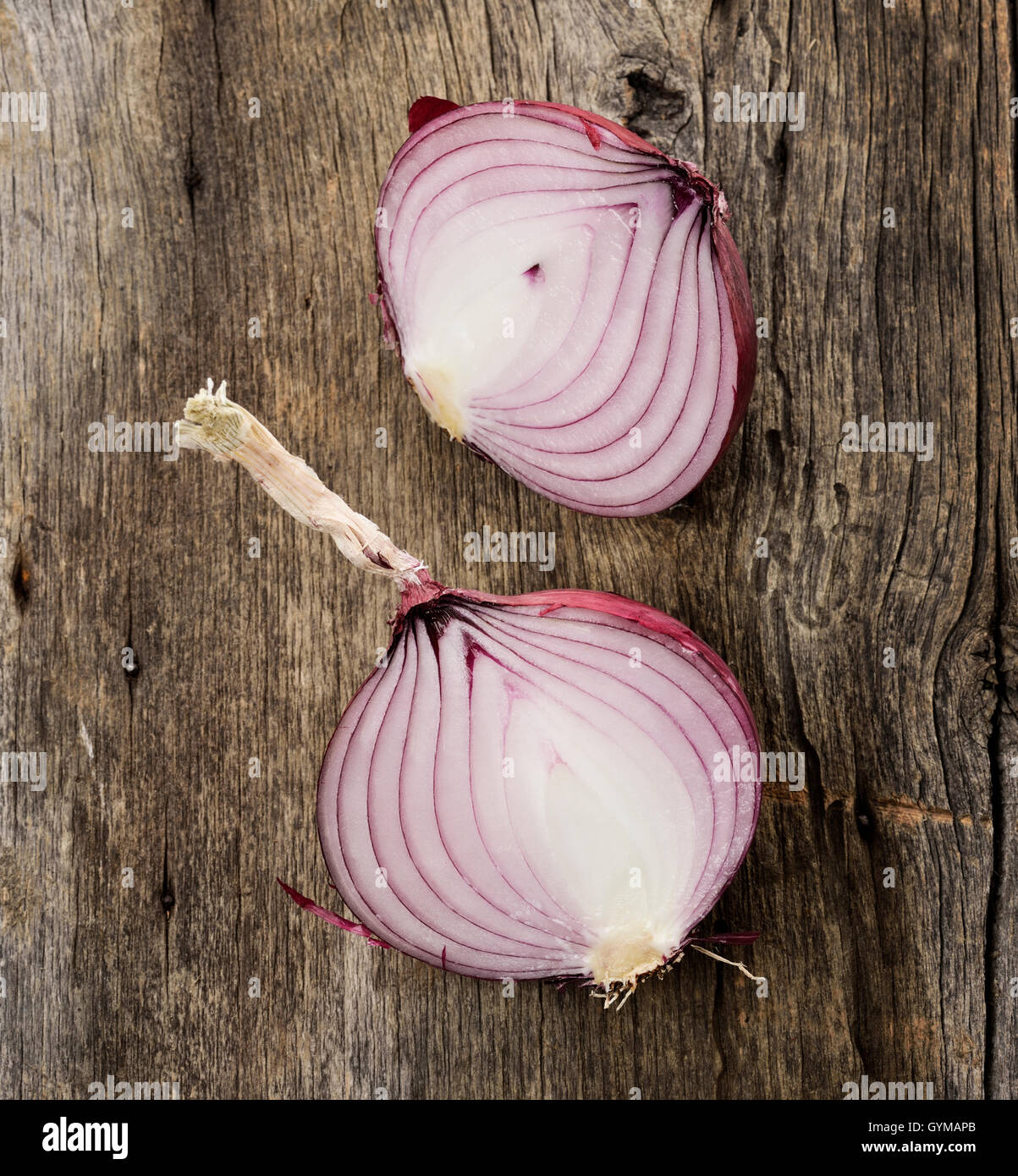 Red onion cut in half hi-res stock photography and images - Alamy