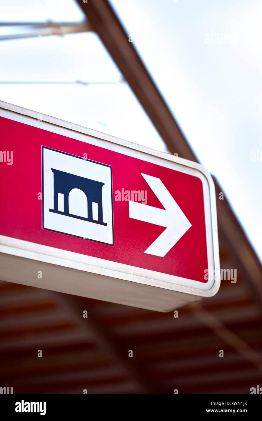 Sign of arenas and arrow in a city Stock Photo - Alamy