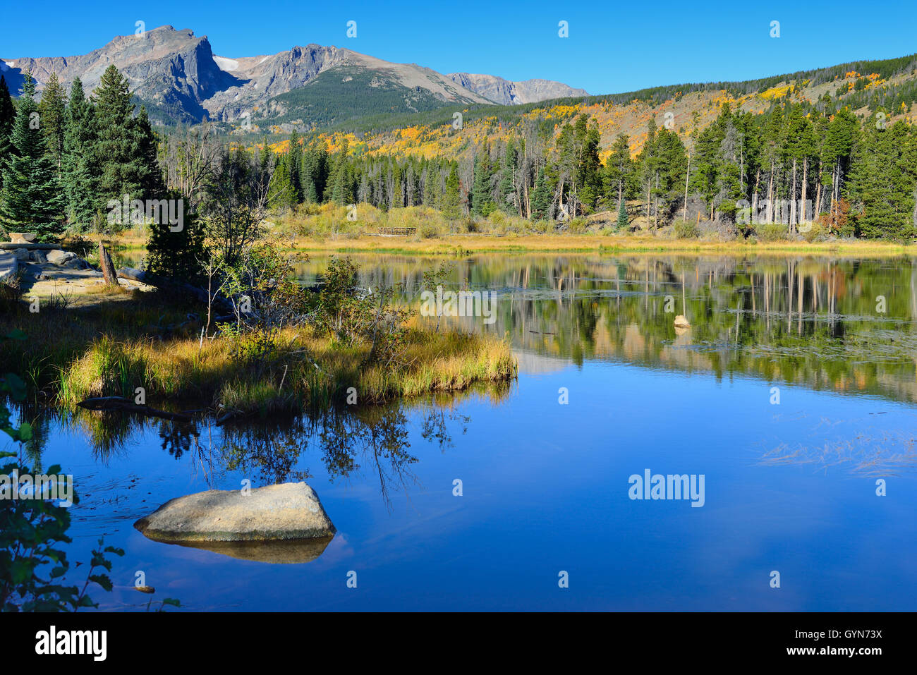 Reflection of mountains in lake hi-res stock photography and images - Alamy