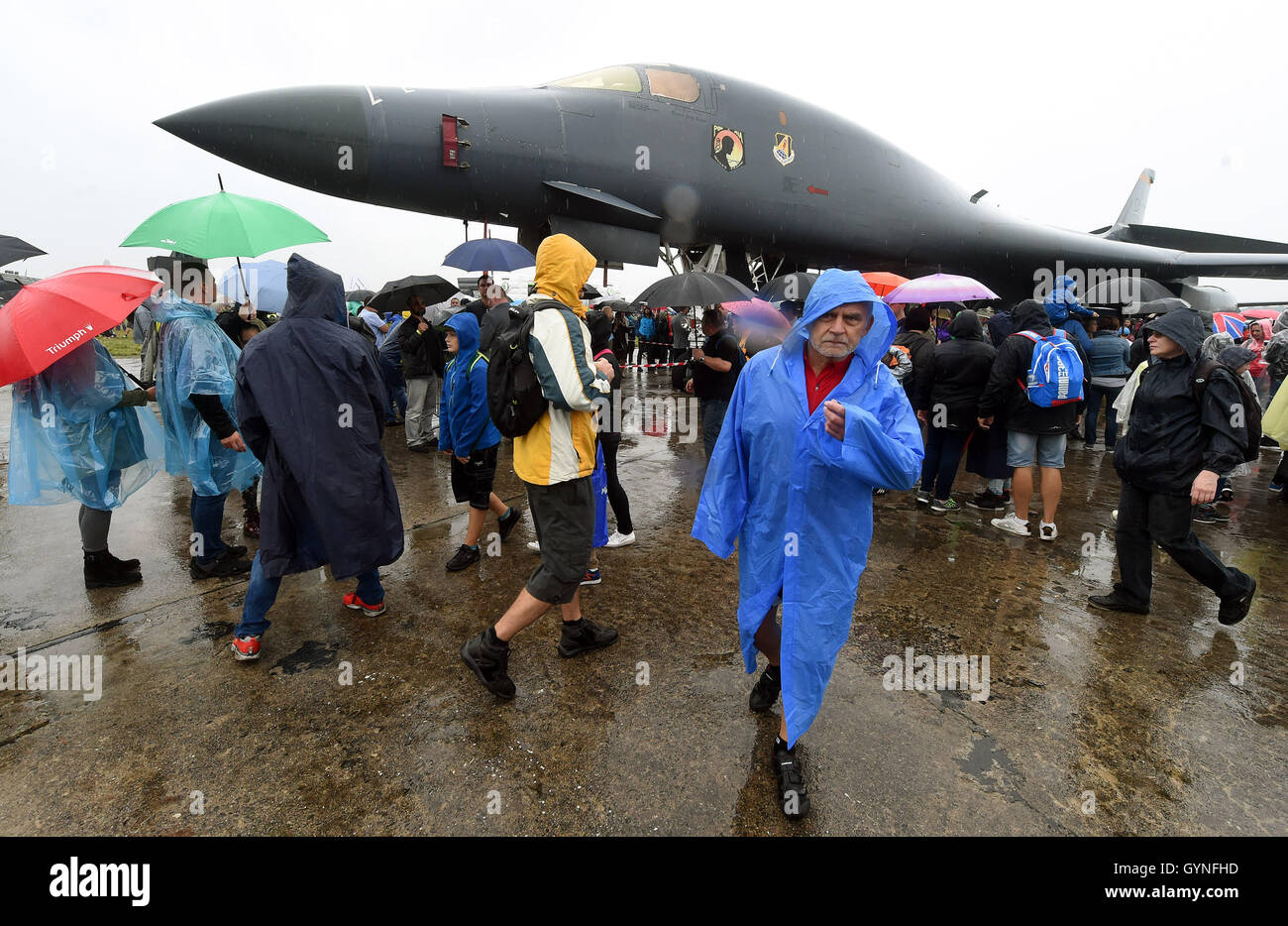 Mosnov, Czech Republic. 17th Sep, 2016. People observe U.S. strategical ...