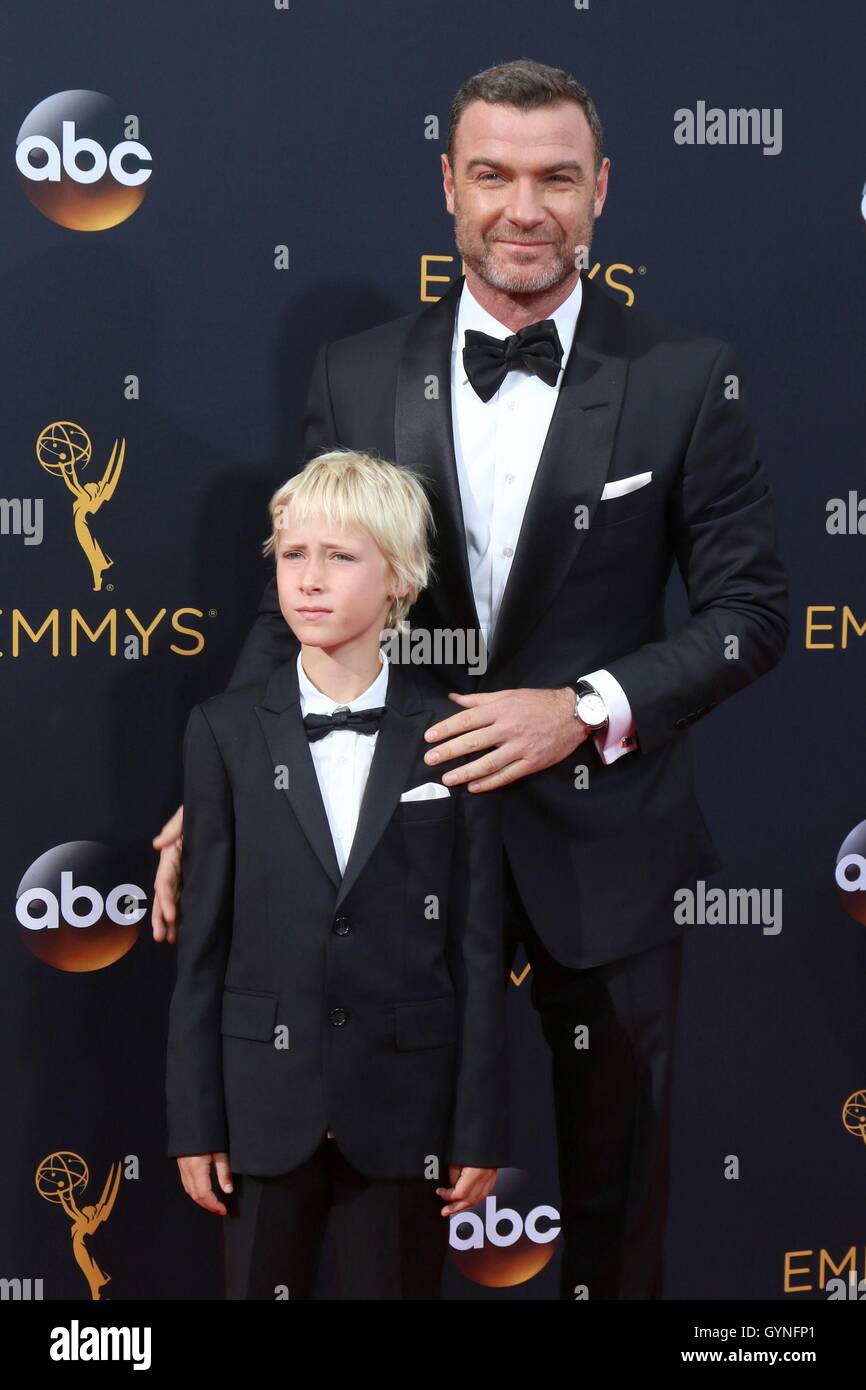 Los Angeles, CA, USA. 18th Sep, 2016. Liev Schreiber, son at arrivals for The 68th Annual Primetime Emmy Awards 2016 - Arrivals 2, Microsoft Theater, Los Angeles, CA September 18, 2016. Credit:  Priscilla Grant/Everett Collection/Alamy Live News Stock Photo