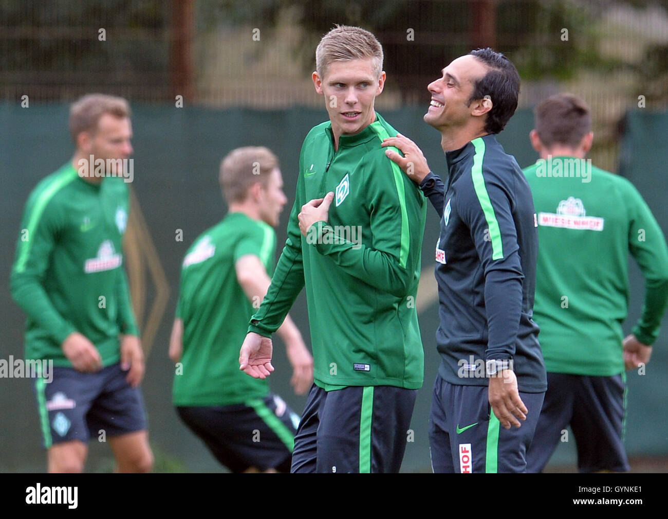 Werder's interim U-23 coach, Alexander Nouri (R) speaks with Aron Johannsson during his first training session of the German Bundesliga club Werder in Bremen, Germany, 19 September 2016. Nouri, until the appointment of a new coach, is to be a transitional solution. Photo: CARMEN JESPERSEN/DPA Stock Photo