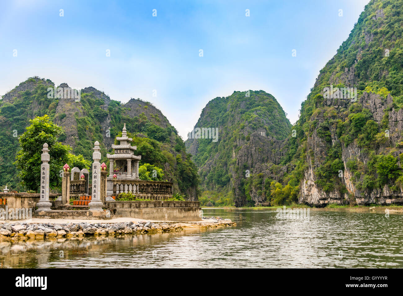 Small temple with forested limestone rocks, karst mountains, Ngo Dong River, Song Ngô Dong, Tam Coc, Ninh Binh, Vietnam Stock Photo