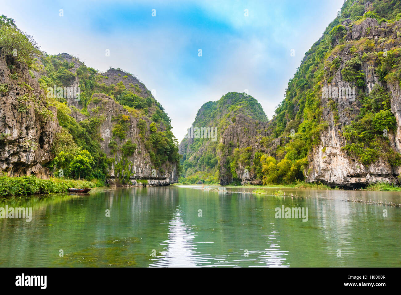 Forested limestone rocks, karst mountains, river landscape, Ngo Dong River, Song Ngô Dong, Tam Coc, Ninh Binh, Vietnam Stock Photo