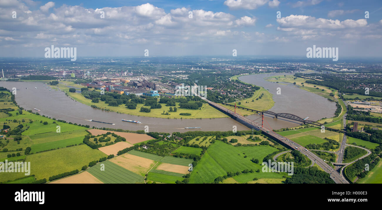 Luftbild, Rheinbogen mit braunem Rheinwasser zwischen Duisburg-Baerl und Beeckerwerth, Hochwasser, Eisenbahnbrücke, A42 Autobahn Stock Photo
