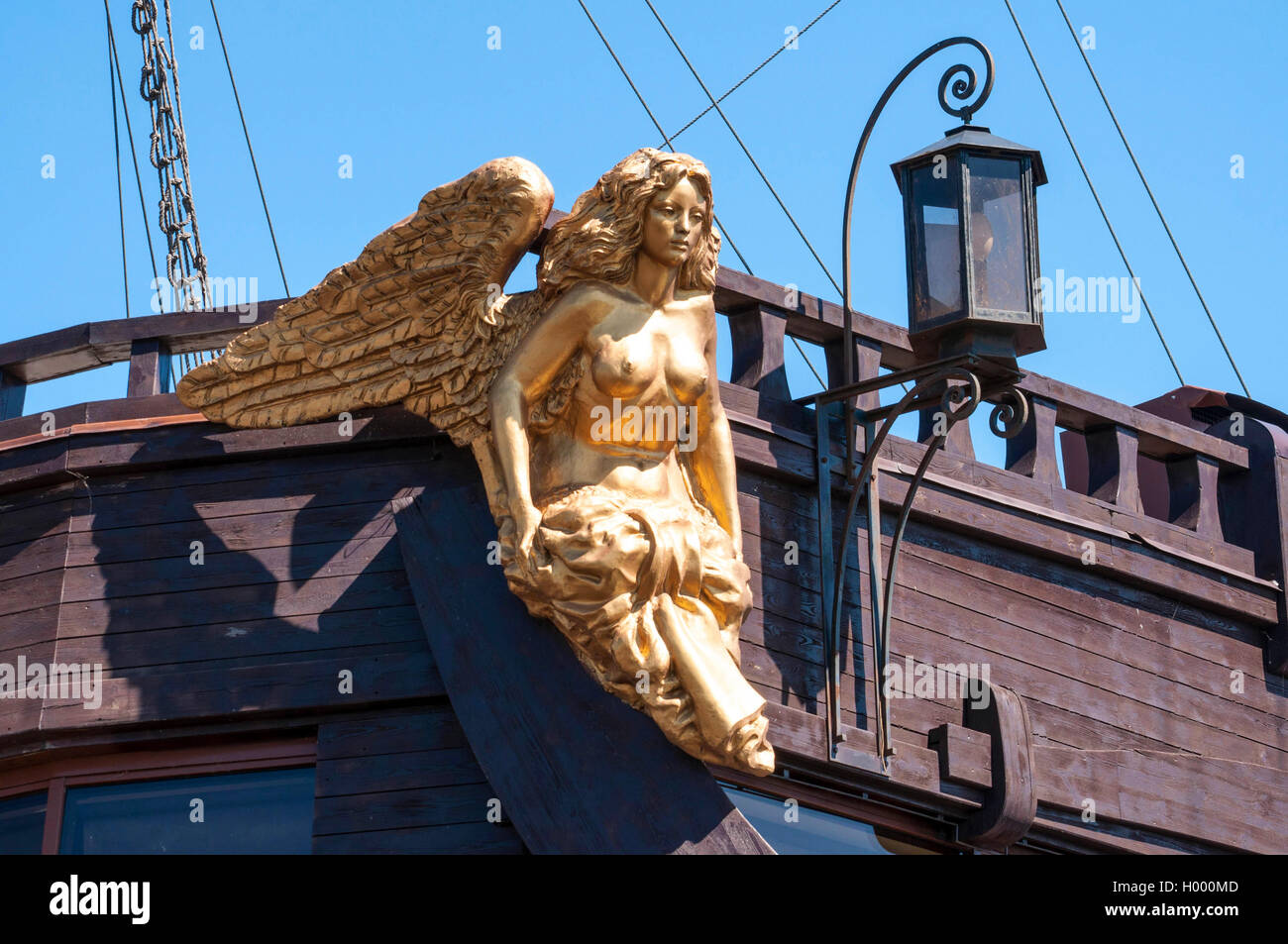 Изображение женщины на носу корабля как называется