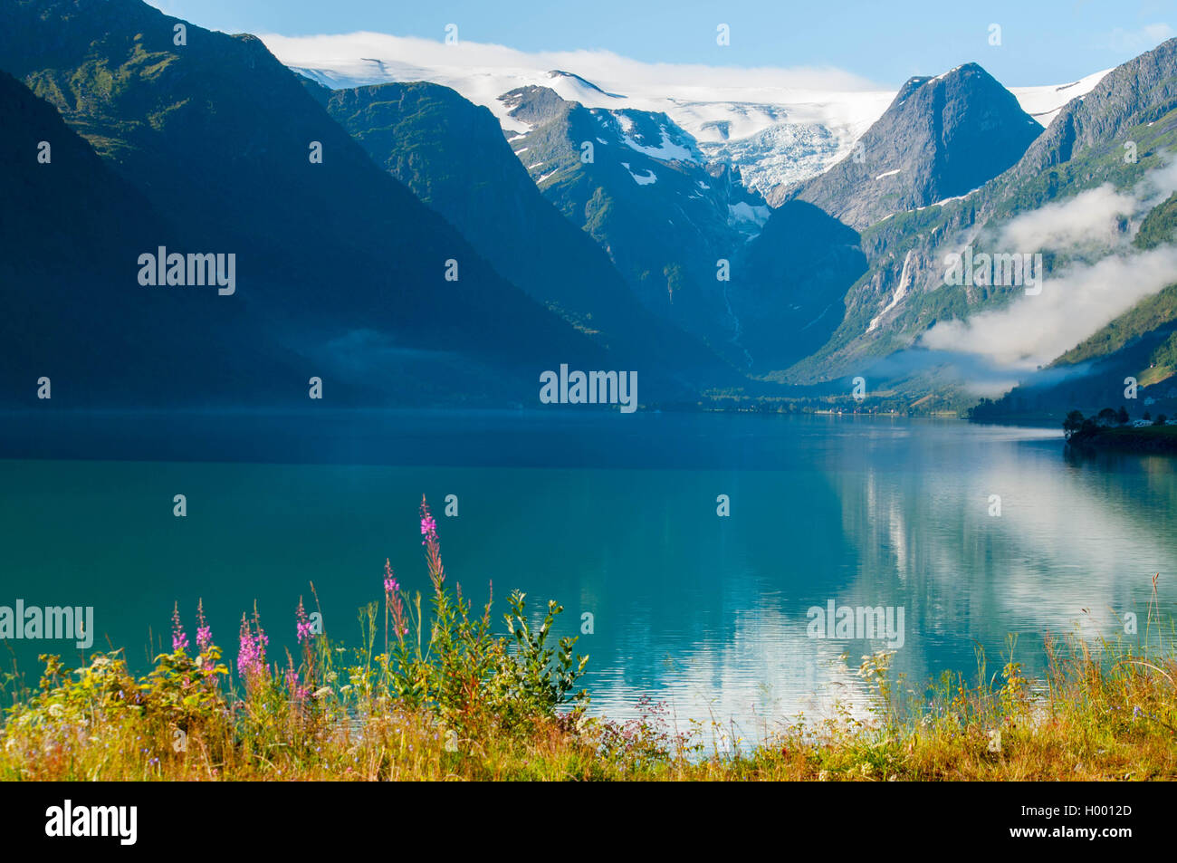 Beautiful mountain lake reflection hi-res stock photography and images ...