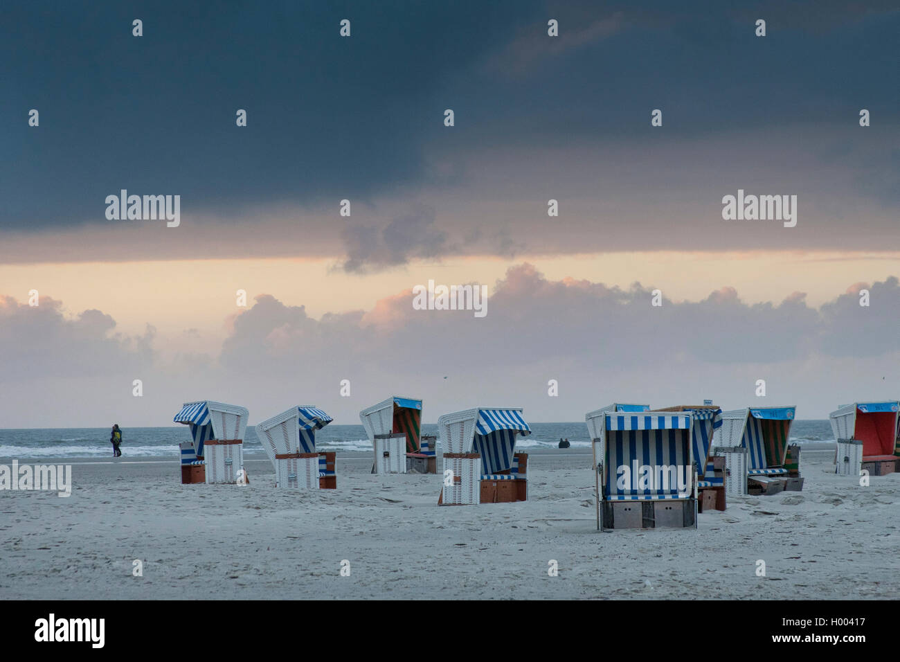 Empty dusk beach hi-res stock photography and images - Alamy