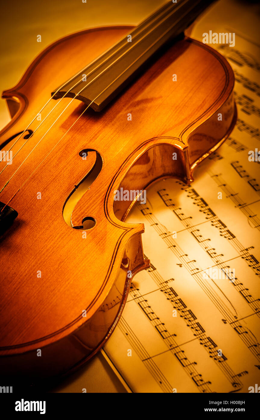 musica classica retrò violino string con musica vecchia foglio di note su  legno di quercia vecchio sfondo. musica classica romantica valentines da  Foto stock - Alamy