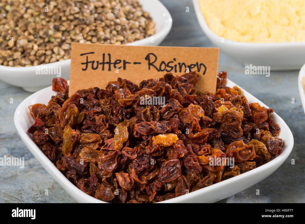 selbstgemachtes Vogelfutter, Zutat Futter-Rosinen | selmade birdseed, ingredient raisins | BLWS419309.jpg [ (c) blickwinkel/F. H Stock Photo