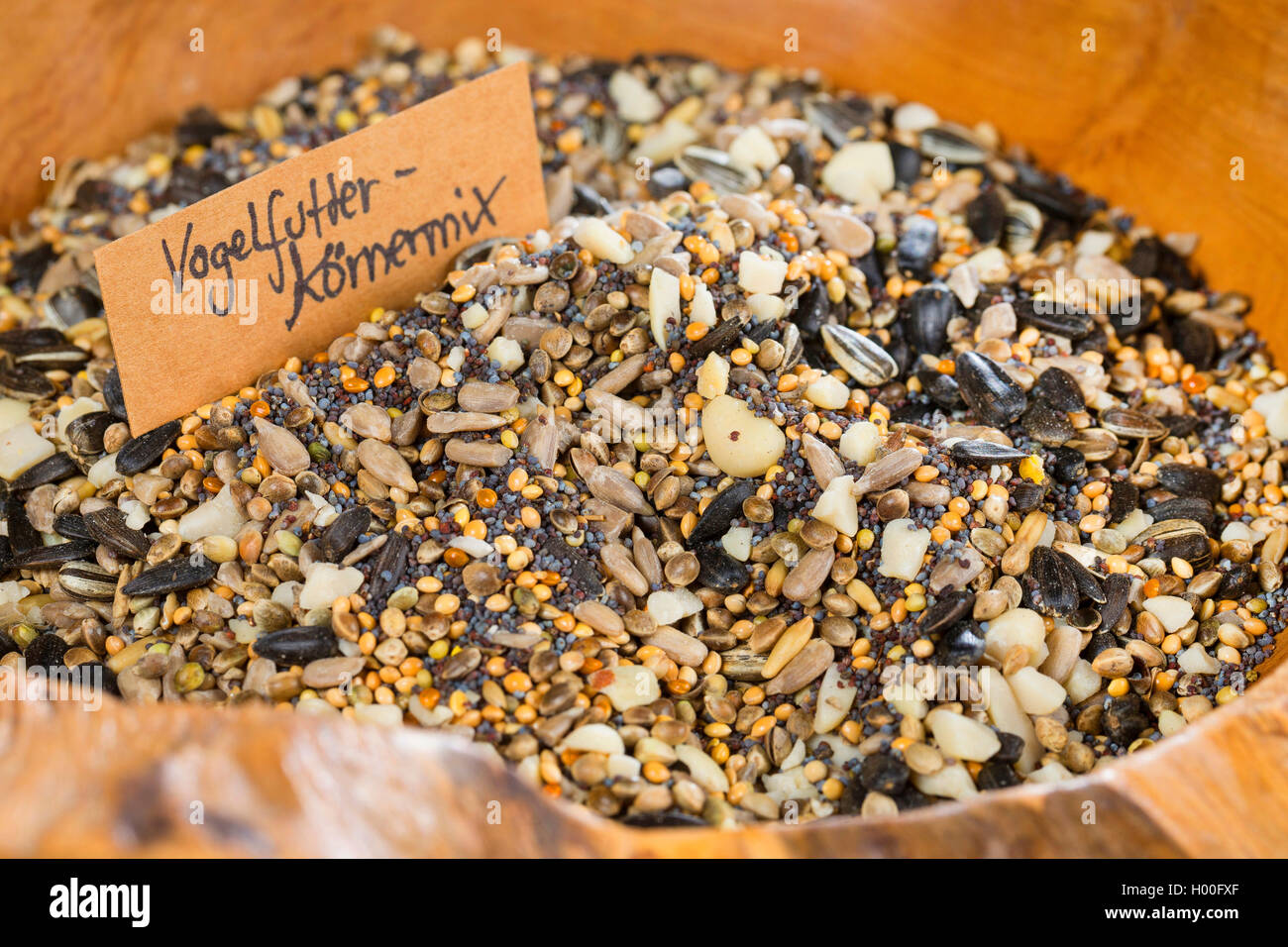 Koernermischung fuer selbstgemachtes Vogelfutter aus verschiedenen Samen und Fruechten | ingredients for selfmade birdseed, diff Stock Photo