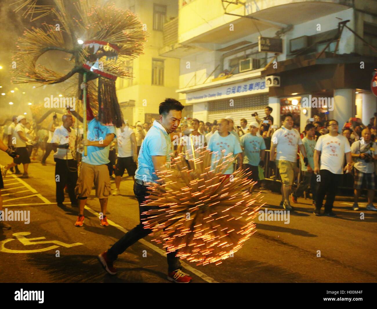Fire dragon dance hi-res stock photography and images - Alamy