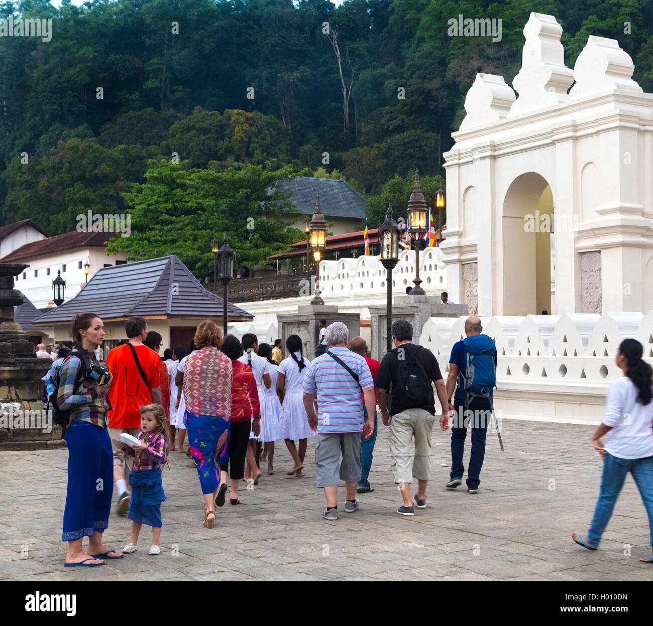 Kandy Sri Lanka February 26 14 Tourists In Front Of The Temple Stock Photo Alamy Kandy Sri Lanka February 26 14 Tourists In Front Of The Temple Stock Photo Alamy