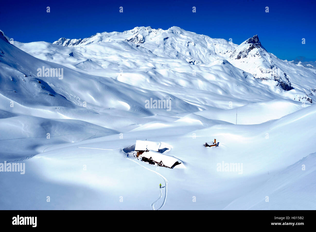 Skiwanderer auf dem Weg zur Berghuette am Bergpass Palet, Frankreich, Savoie, Vanoise Nationalpark | ski wanderer near the refug Stock Photo