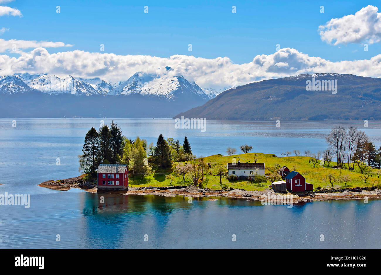 Insel Omaholmen im Hardangerfjord, Norwegen, Hordaland | Omaholmen in Hardangerfjord, Norway, Hordaland | BLWS427012.jpg [ (c) b Stock Photo