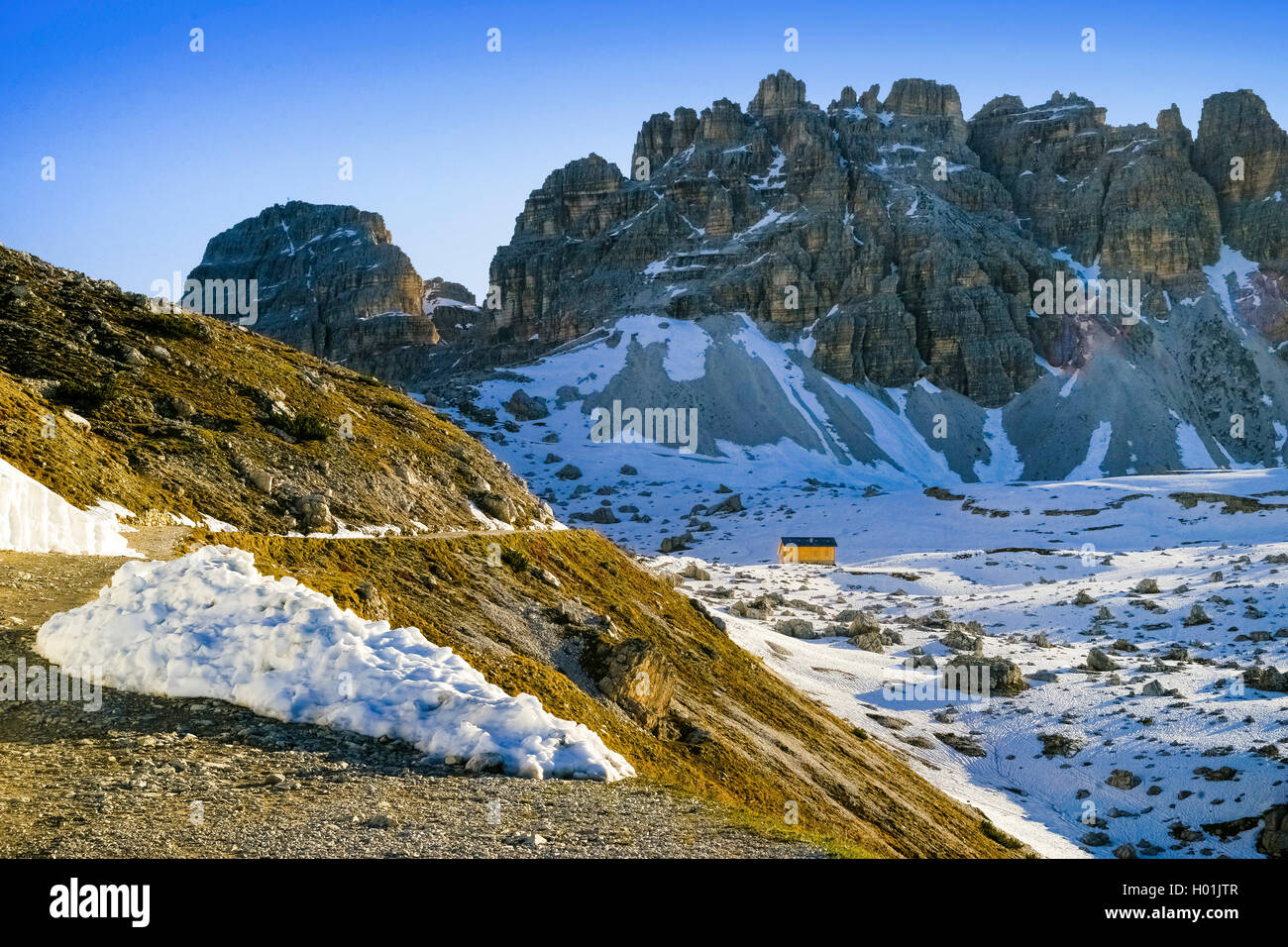 Blick auf Lavaredo Huette und Zwoelferkofelgruppe, Italien, Suedtirol, Dolomiten | Lavaredo mountain hut and Zwoelferkofel mount Stock Photo